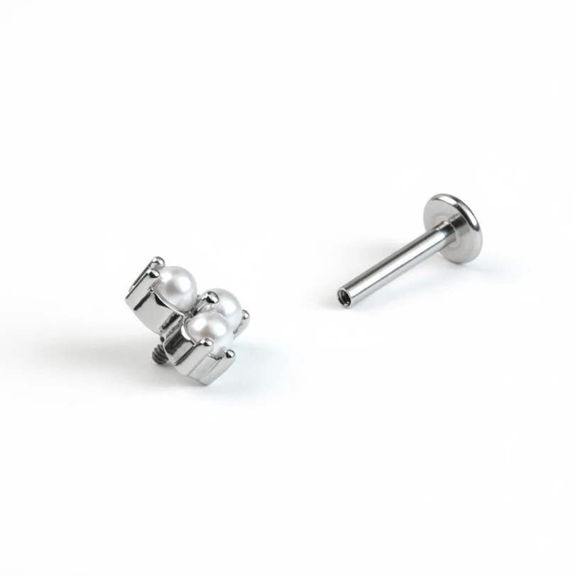 Elegante labret met trio synthetische parels
