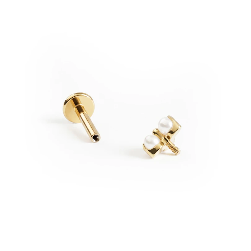Elegante titanium labret met trio van parels