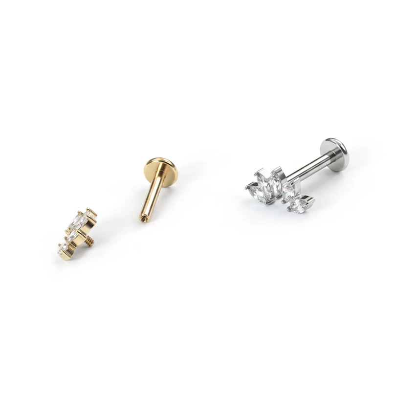 Gebogen titanium labret met 5 steentjes