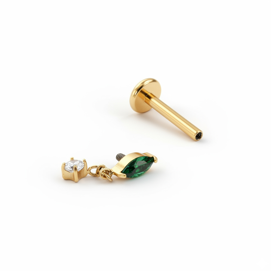 Titanium labret met smaragdkleurige steen en bedeltje