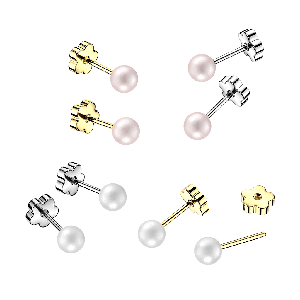 Paar pareloorbellen met schattige achterstukjes in bloemvorm