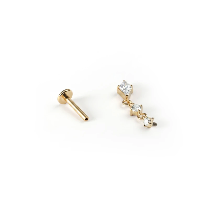 Titanium labret met trapsgewijs geplaatste steentjes