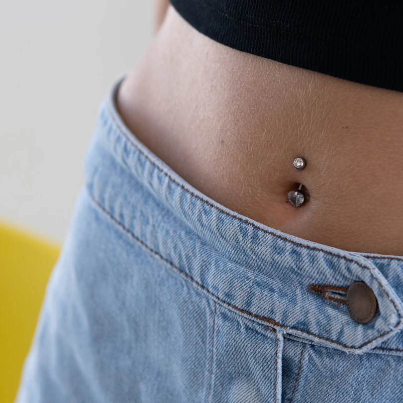 Navelpiercing met een steenhart