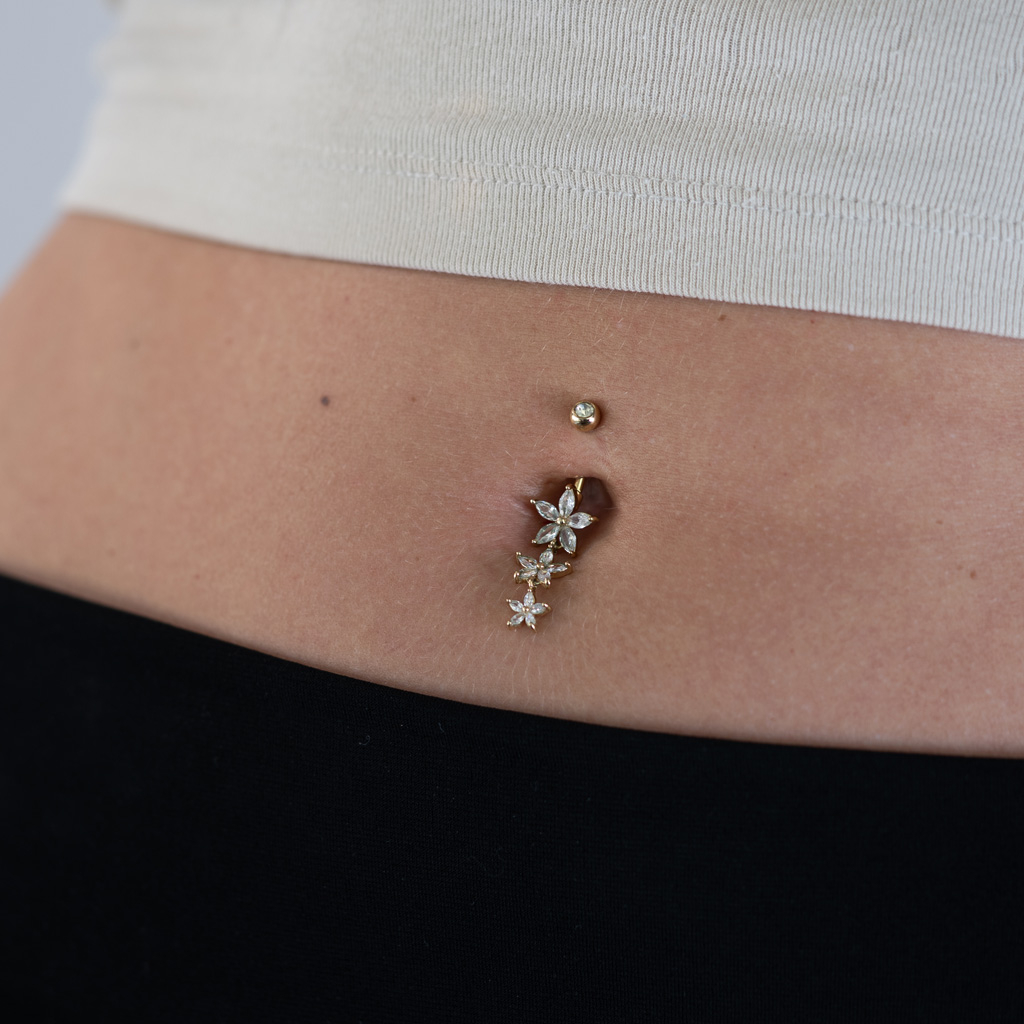 Navelpiercing met drie marquise-bloemen in hanger