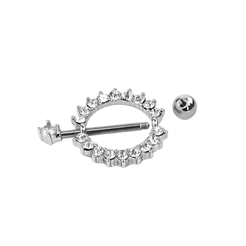 Tepelpiercing met een rond schild en glinsterende steentjes
