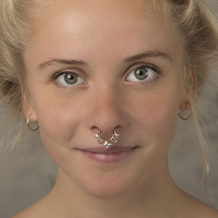 Septumpiercing met ornamenten en vierhoekige steentjes