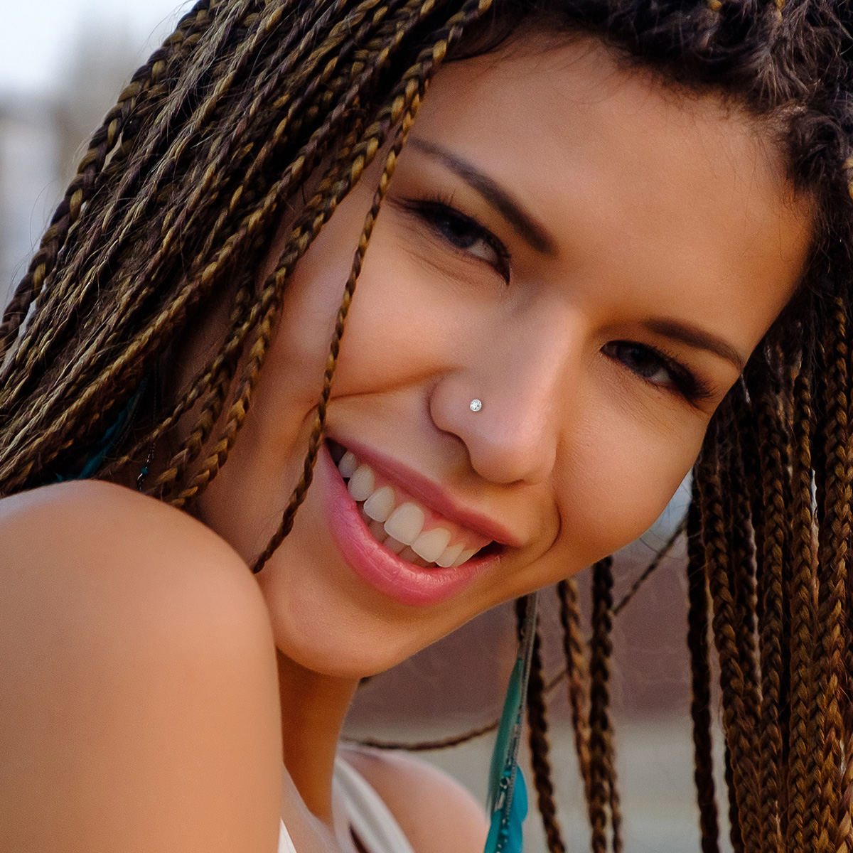 Neuspiercing van titanium met steentje