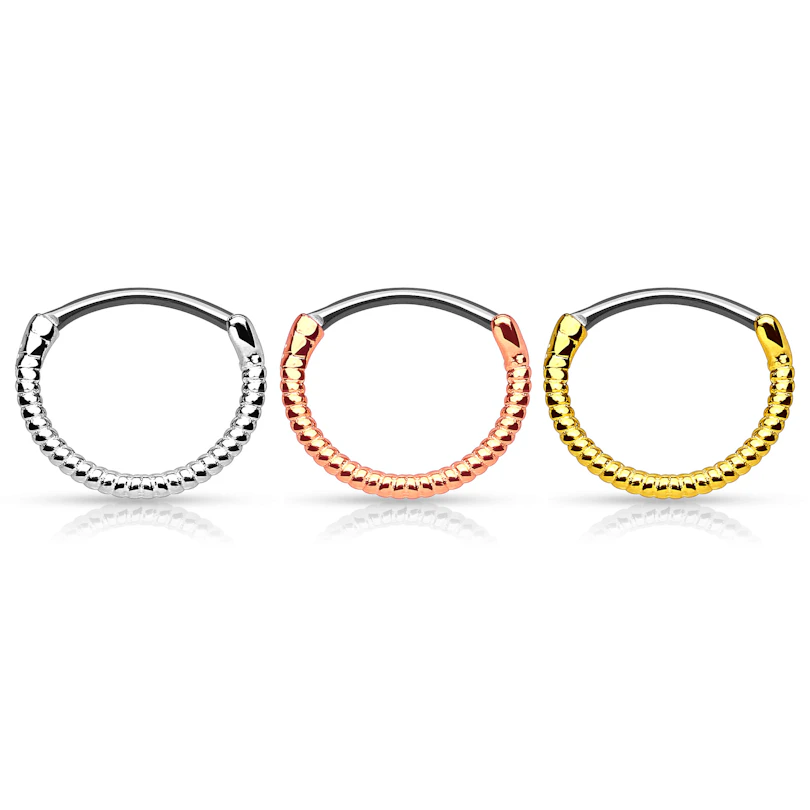 Septumpiercing met gevlochten draad motief