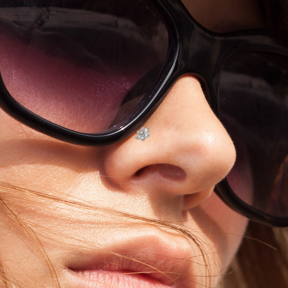 Neusschroef van 14 karaats goud met bloem