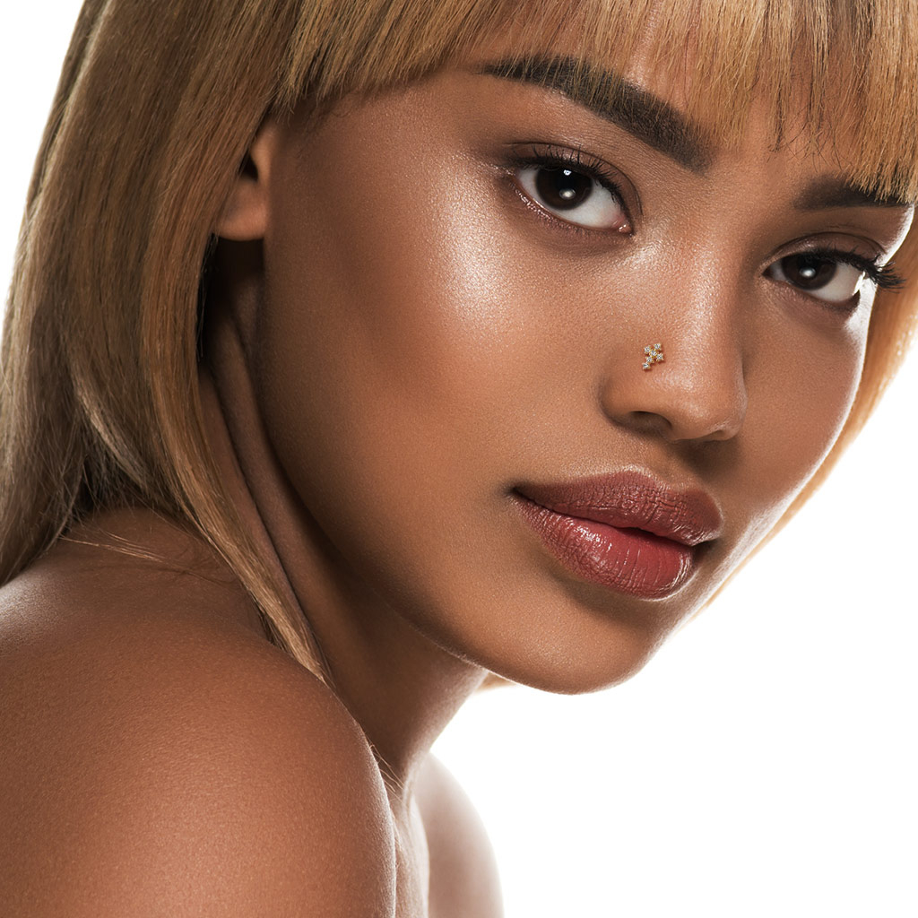 Neuspiercing van 14 karaats goud met kruis van steentjes