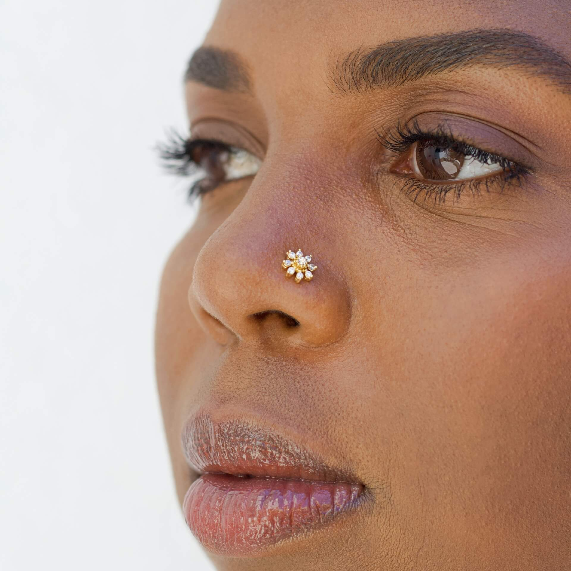 Neuspiercing met steentjes in de vorm van een ster