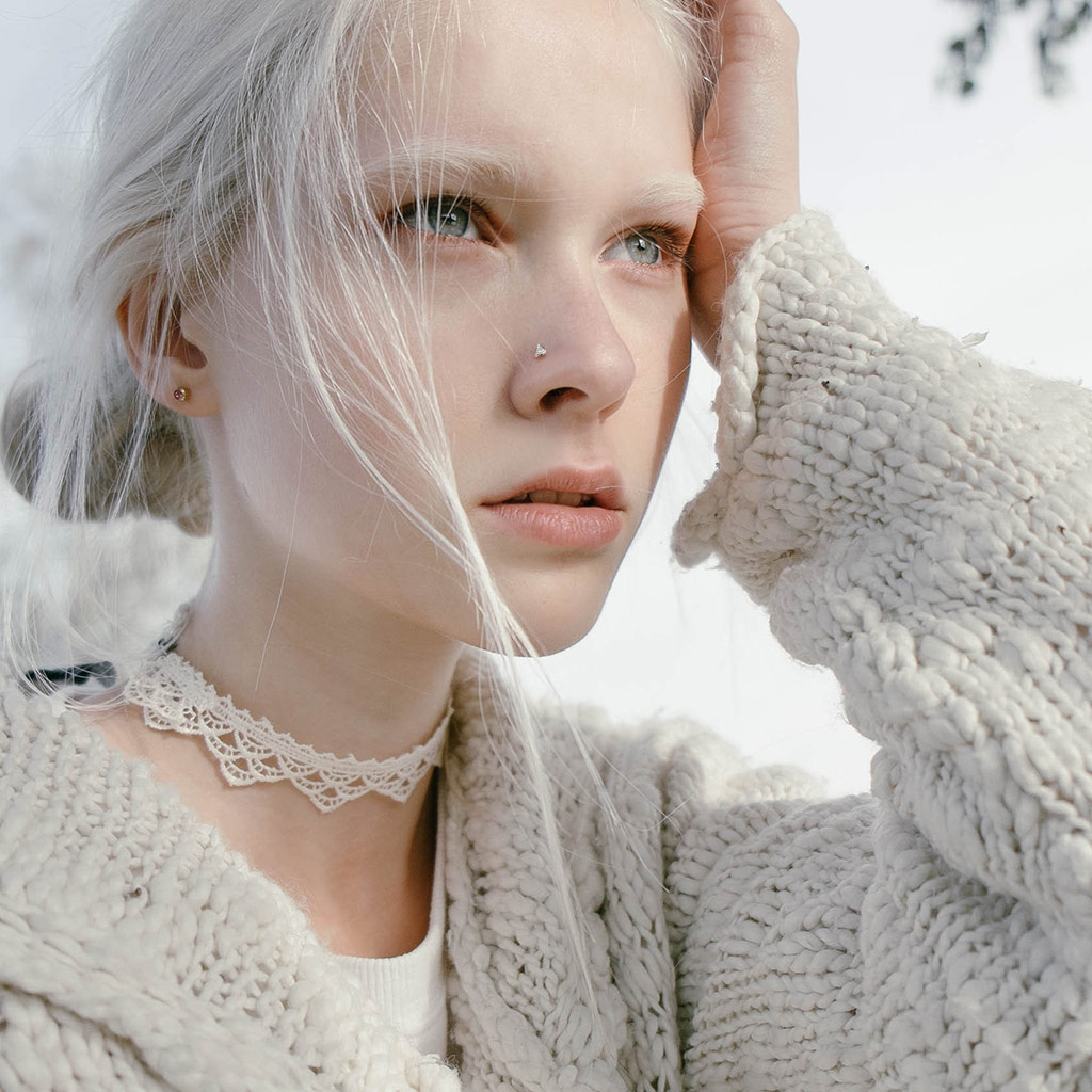 Neuspiercing uit 14 karaats goud met driehoekige steen