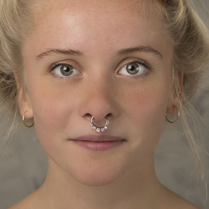 Septumpiercing met grote opalietstenen