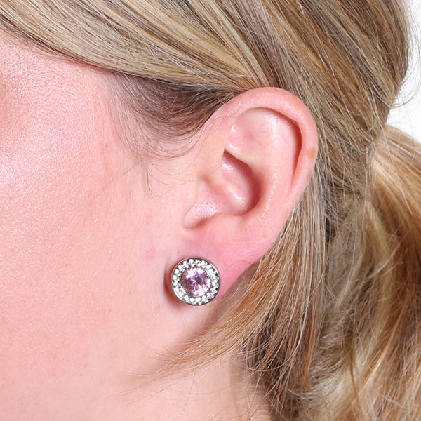 Plug met één grote en vele kleine stenen