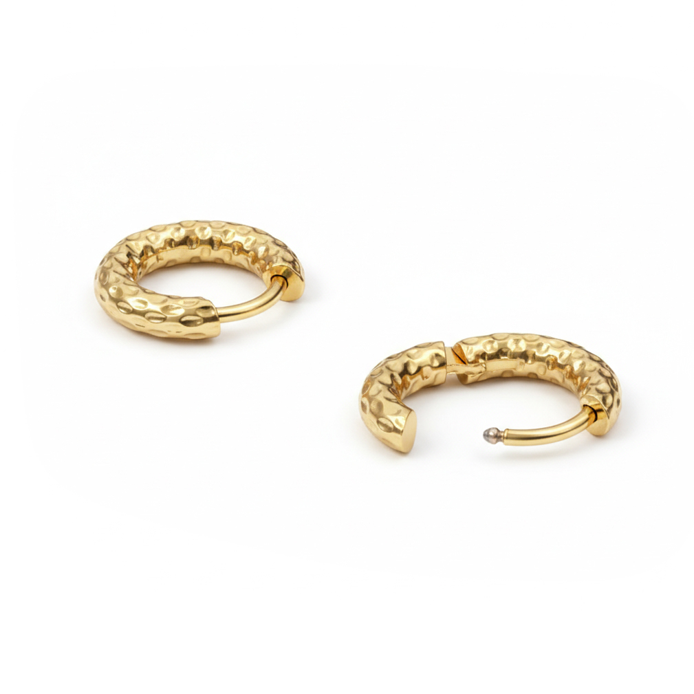 Tweetal gehamerde huggy oorbellen