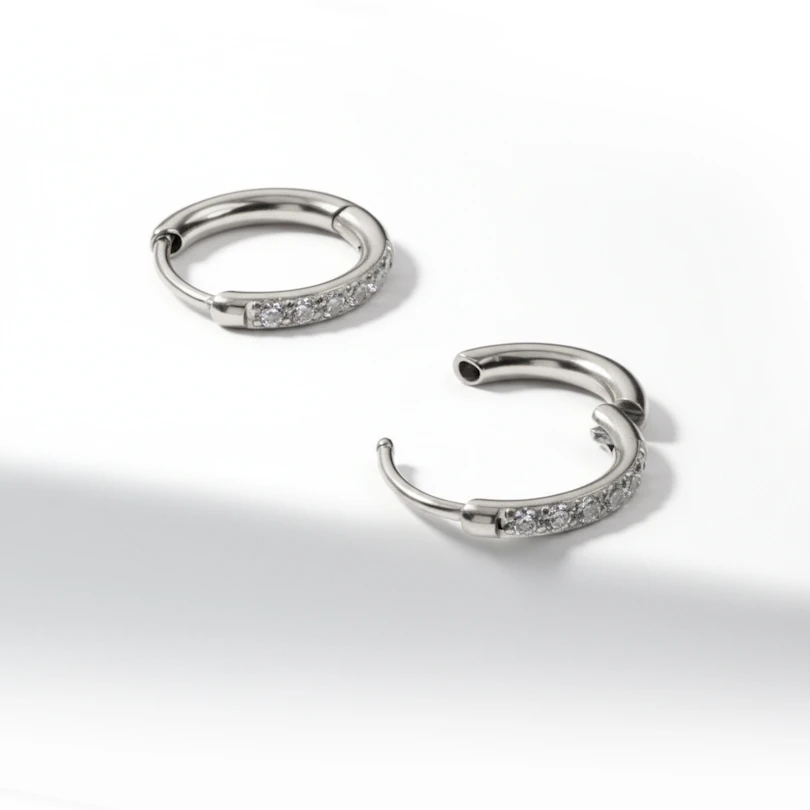 Tweetal huggie ringen van chirurgisch staal met steentjes