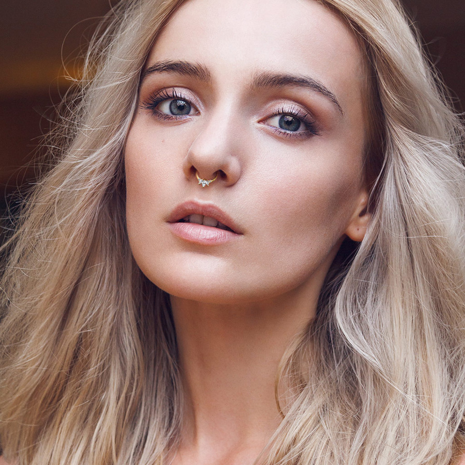 Ring van 14 karaats goud met scharnier en ovale steen