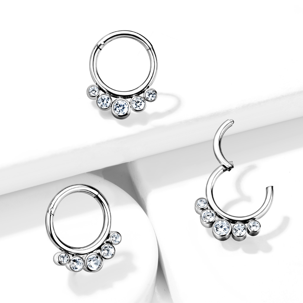 Ring van titanium met scharnier en vijf steentjes