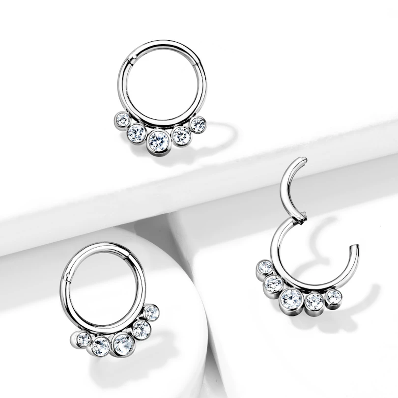 Ring van titanium met scharnier en vijf steentjes