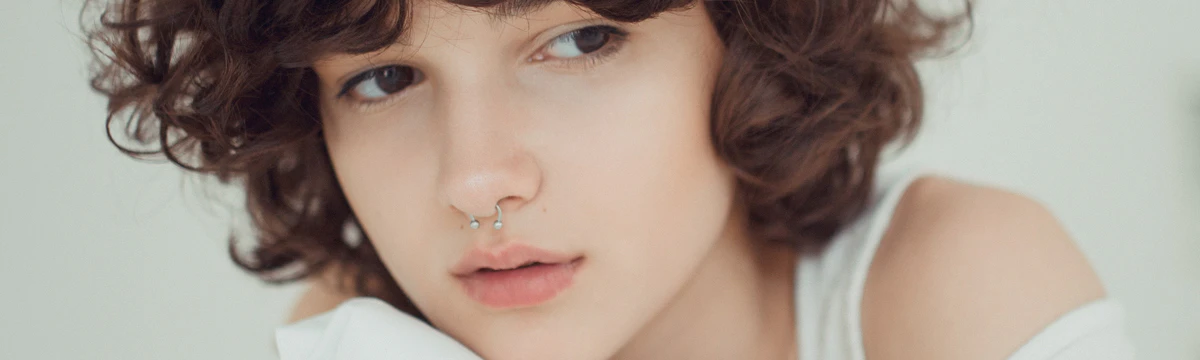 Het Begrijpen van Septum Piercings: Pijn, Procedure en Sieraden Opties